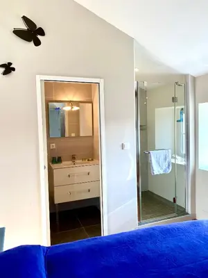 Salle de bains dans l'établissement Aux Agapanthes, Chambres d'Hôtes charentaises de charme avec piscine