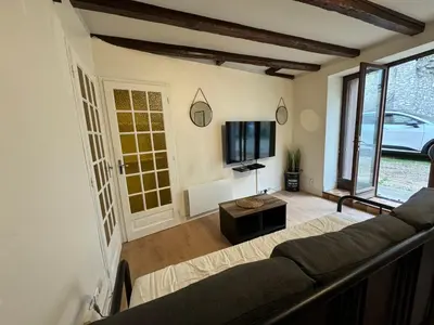 Télévision ou salle de divertissement dans l'établissement Charmant & Proche Futuroscope