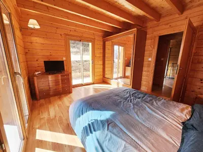 Télévision ou salle de divertissement dans l'établissement Le cottage des pins chalet sur les vignes