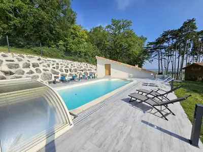 Piscine de l'établissement Le cottage des pins chalet sur les vignes ou située à proximité