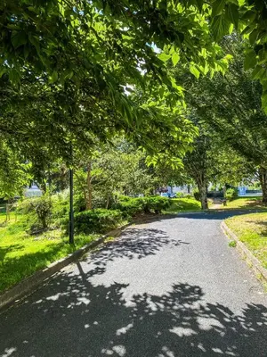 Jardin de l'établissement T3 Moderne avec balcon terrasse et parking gratuit