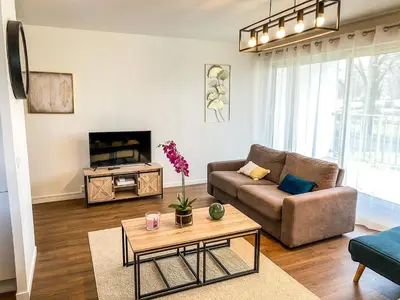Coin salon dans l'établissement T3 Moderne avec balcon terrasse et parking gratuit