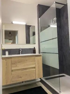 Salle de bains dans l'établissement T3 Moderne avec balcon terrasse et parking gratuit