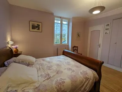 Un ou plusieurs lits dans un hébergement de l'établissement Ancien moulin rustique avec jardin, WIFI et parking, animaux acceptés - FR-1-653-251