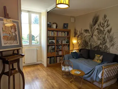 Coin salon dans l'établissement Ancien moulin rustique avec jardin, WIFI et parking, animaux acceptés - FR-1-653-251