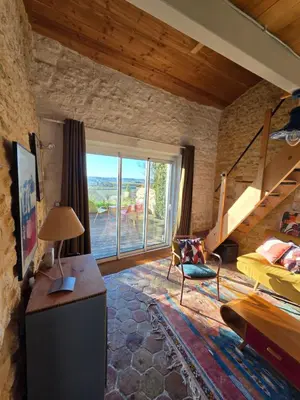 Télévision ou salle de divertissement dans l'établissement La Chabourne des remparts