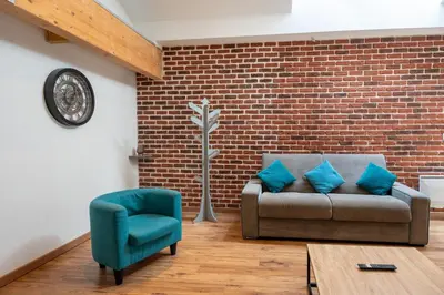 Coin salon dans l'établissement Loft Angouleme Gare 6 pers , WIFI ,TV , centre ville, calme