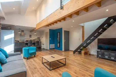 Coin salon dans l'établissement Loft Angouleme Gare 6 pers , WIFI ,TV , centre ville, calme