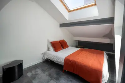 Un ou plusieurs lits dans un hébergement de l'établissement Loft Angouleme Gare 6 pers , WIFI ,TV , centre ville, calme