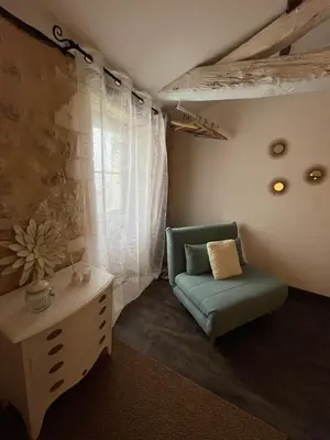 Coin salon dans l'établissement La Petite Maison - La Grange des Colporteurs