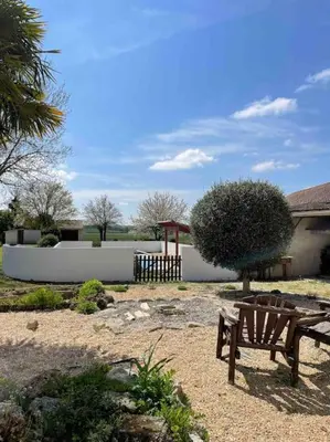 Jardin de l'établissement Beautiful Charente Home with swimming pool
