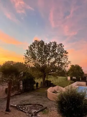 Jardin de l'établissement Beautiful Charente Home with swimming pool