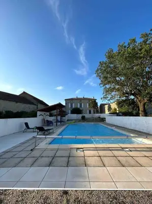 Piscine de l'établissement Beautiful Charente Home with swimming pool ou située à proximité