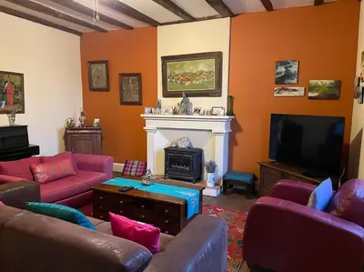 Télévision ou salle de divertissement dans l'établissement Beautiful Charente Home with swimming pool