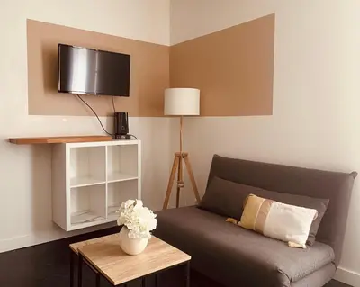 Télévision ou salle de divertissement dans l'établissement Le Bellevue - Spacieux et calme