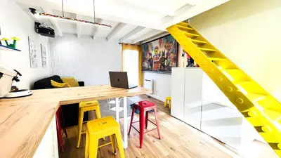 Télévision ou salle de divertissement dans l'établissement Futurostudio - Appart Hôtel LEGO - 5min du Parc Futuroscope - Parking - Poitiers