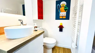 Salle de bains dans l'établissement Futurostudio - Appart Hôtel LEGO - 5min du Parc Futuroscope - Parking - Poitiers