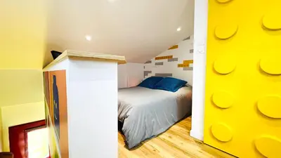Un ou plusieurs lits dans un hébergement de l'établissement Futurostudio - Appart Hôtel LEGO - 5min du Parc Futuroscope - Parking - Poitiers