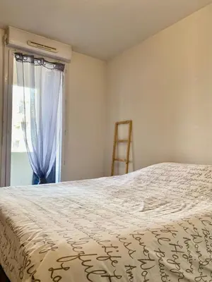 Un ou plusieurs lits dans un hébergement de l'établissement La Coquille: bright, cozy, 3 min from Parc Expo