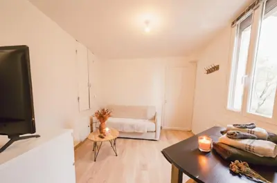 Télévision ou salle de divertissement dans l'établissement Studio paisible proche centre
