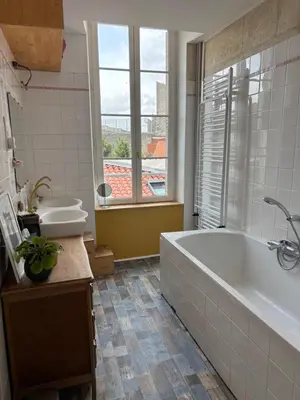 Salle de bains dans l'établissement Maison familiale en centre-ville
