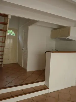 Cuisine ou kitchenette dans l'établissement Petite maison avec jardin