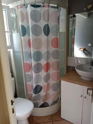 Salle de bains dans l'établissement Petite maison avec jardin