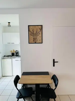 Cuisine ou kitchenette dans l'établissement Studio lumineux & cosy, 3 min du Futuroscope