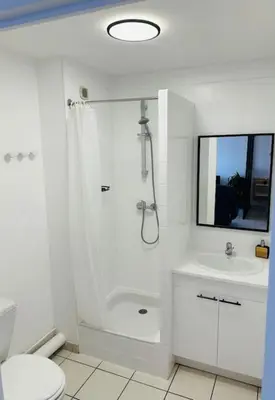 Salle de bains dans l'établissement Studio lumineux & cosy, 3 min du Futuroscope