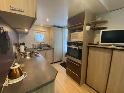 Cuisine ou kitchenette dans l'établissement Mobil-home 4 pers, climatisé, proche plage à Fouras - FR-1-709-75