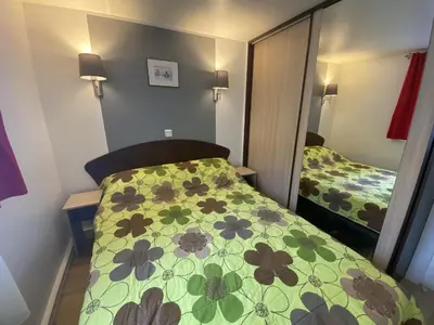 Un ou plusieurs lits dans un hébergement de l'établissement Mobil-home 4 pers, climatisé, proche plage à Fouras - FR-1-709-75