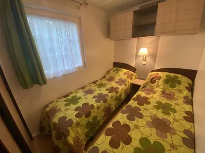 Un ou plusieurs lits dans un hébergement de l'établissement Mobil-home 4 pers, climatisé, proche plage à Fouras - FR-1-709-75