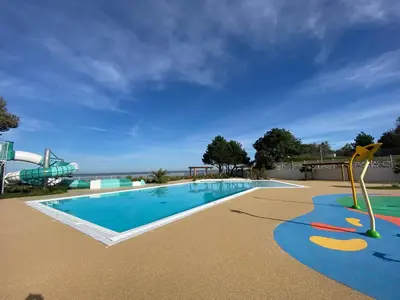 Piscine de l'établissement Mobil-home 4 pers, climatisé, proche plage à Fouras - FR-1-709-75 ou située à proximité