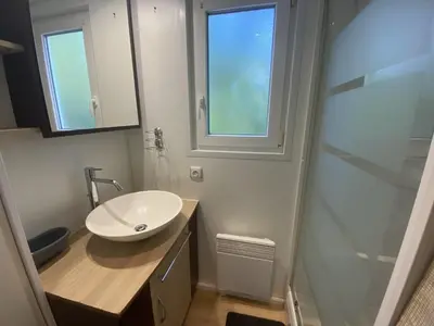 Salle de bains dans l'établissement Mobil-home 4 pers, climatisé, proche plage à Fouras - FR-1-709-75
