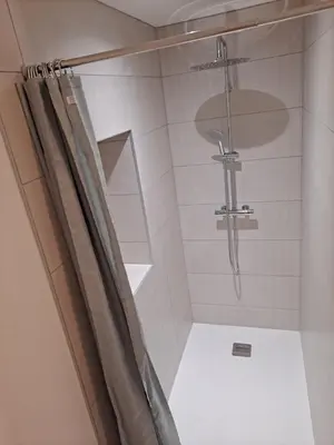 Salle de bains dans l'établissement logement T2 neuf - centre-ville