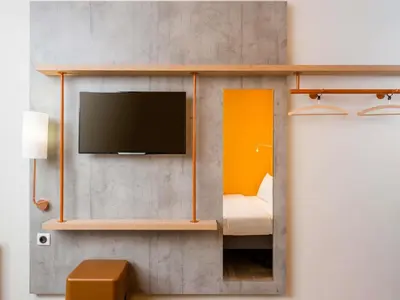 Télévision ou salle de divertissement dans l'établissement ibis budget Poitiers Site du Futuroscope