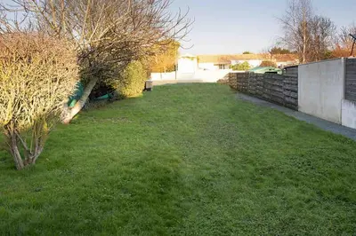 Jardin de l'établissement La Grande Croisée extérieur et plage