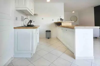 Cuisine ou kitchenette dans l'établissement La Grande Croisée extérieur et plage