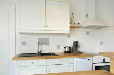 Cuisine ou kitchenette dans l'établissement La Grande Croisée extérieur et plage
