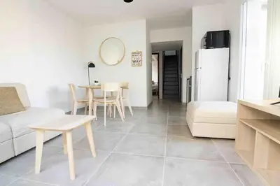 Coin salon dans l'établissement La Petite Croisée - extérieur et plage
