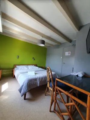 Un ou plusieurs lits dans un hébergement de l'établissement Hôtel Ecu de france
