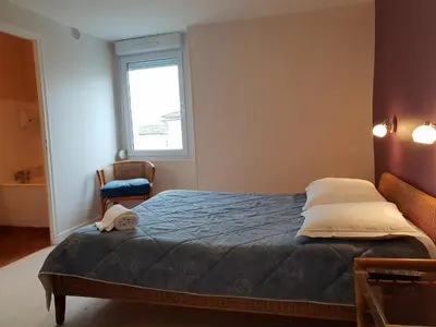 Un ou plusieurs lits dans un hébergement de l'établissement Hôtel Ecu de france