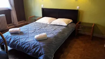 Un ou plusieurs lits dans un hébergement de l'établissement Hôtel Ecu de france