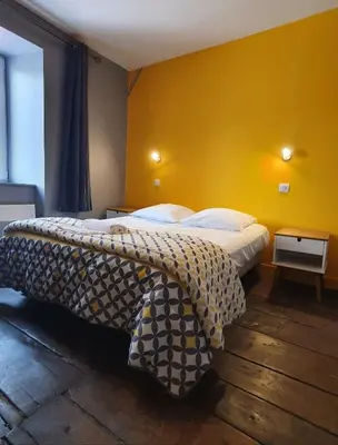 Un ou plusieurs lits dans un hébergement de l'établissement Hôtel Ecu de france