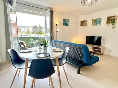 Coin salon dans l'établissement Le Nirvana ~ Jolie t2 avec Balcon / 2 min du parc