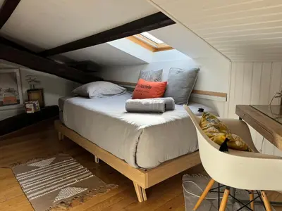 Un ou plusieurs lits dans un hébergement de l'établissement ღ La Cabane Rochelaise • Vue sur le vieux-port