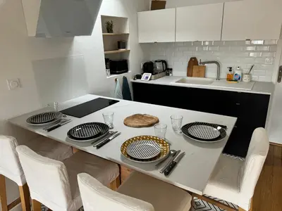 Cuisine ou kitchenette dans l'établissement ღ La Cabane Rochelaise • Vue sur le vieux-port