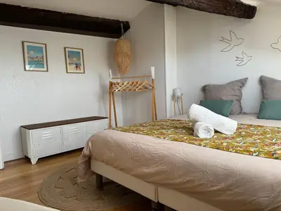 Un ou plusieurs lits dans un hébergement de l'établissement ღ La Cabane Rochelaise • Vue sur le vieux-port
