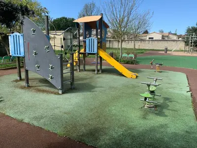 Aire de jeux pour enfants de l'établissement Logement familial 3 chambres 2 wc 2 sdb Futuroscope Arena Aquascope Palais des Congrès