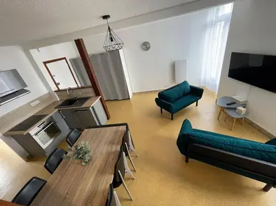 Télévision ou salle de divertissement dans l'établissement Logement familial 3 chambres 2 wc 2 sdb Futuroscope Arena Aquascope Palais des Congrès